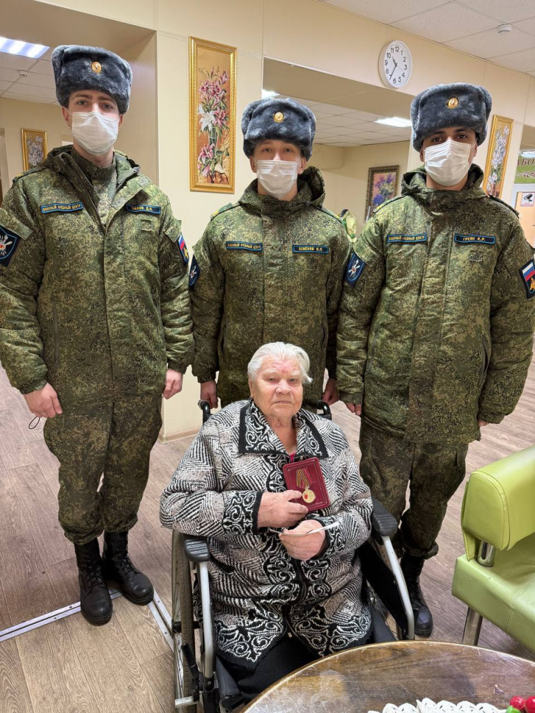 03_25 - 23 марта 2025 Курсанты ВУЦ при ТвГТУ вручили медали ветеранам.jpg 03_25 - 23 марта 2025 Курсанты ВУЦ при ТвГТУ вручили медали ветеранам.jpg